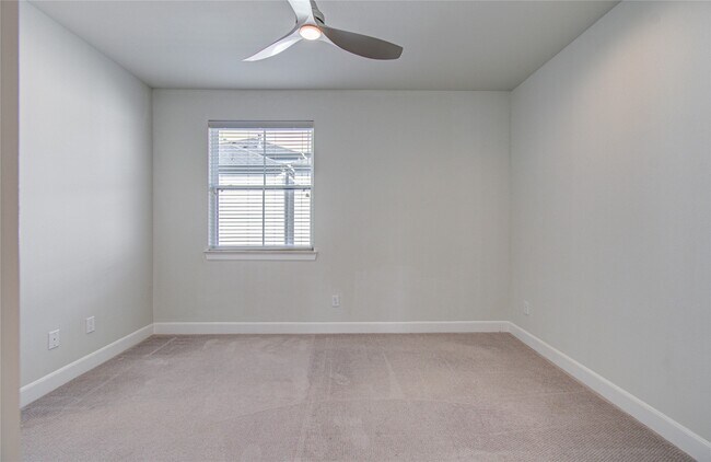 Building Photo - 2818 Grand Fountains Dr