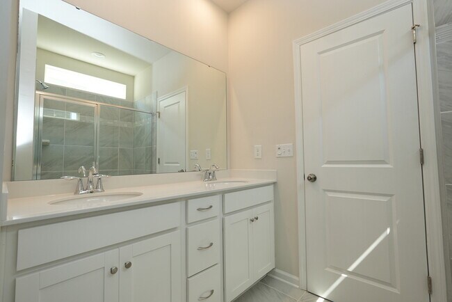 Building Photo - Spacious 4-Bedroom Home with Modern Comforts