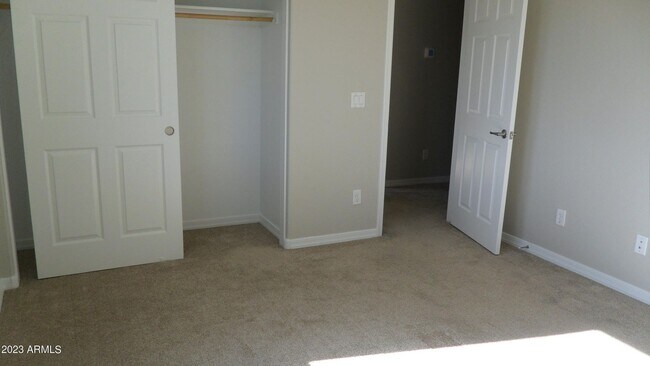 Building Photo - Large 4 Bedroom 3 Bath Home!