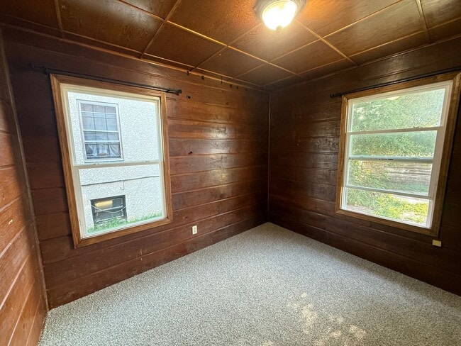 Building Photo - Two Bedroom, One Bathroom Home! Located Cl...