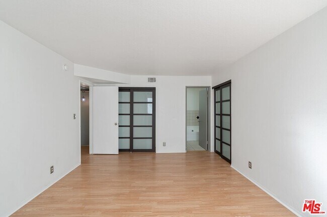 Building Photo - 1750 N Harvard Blvd