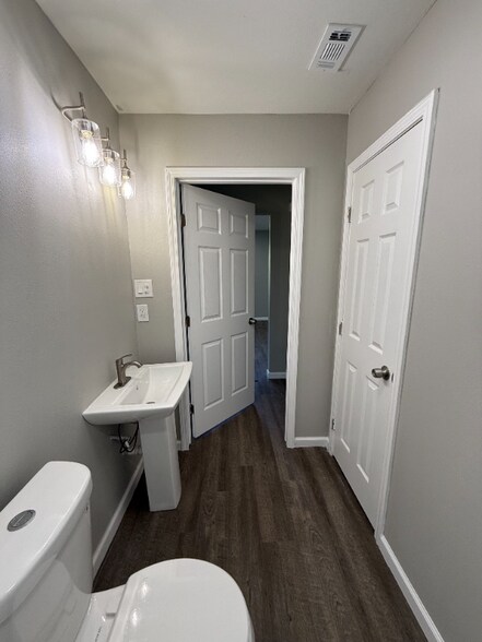 Building Photo - 10040 LA-44