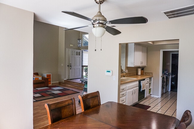 Building Photo - Wonderful 2 bedroom / 2.5 bath Home in Pla...