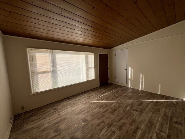 Building Photo - 4268-3t - 465/467 NE Baker