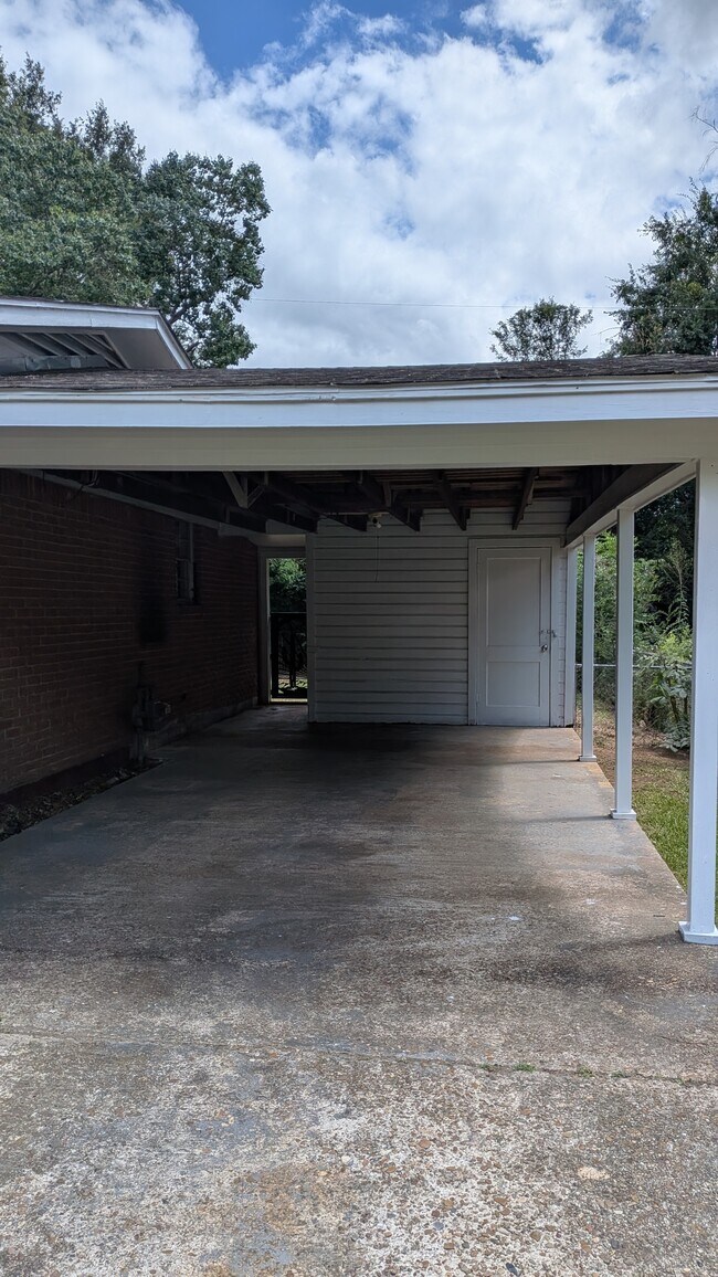 Building Photo - 711 Hillview St