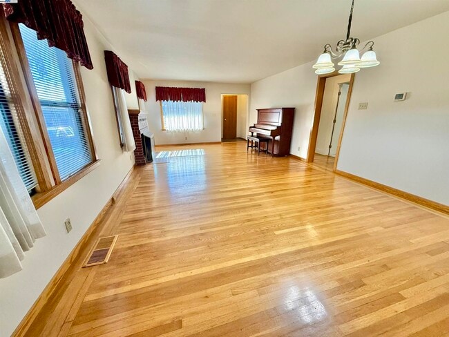 Building Photo - 252 Stoakes Ave