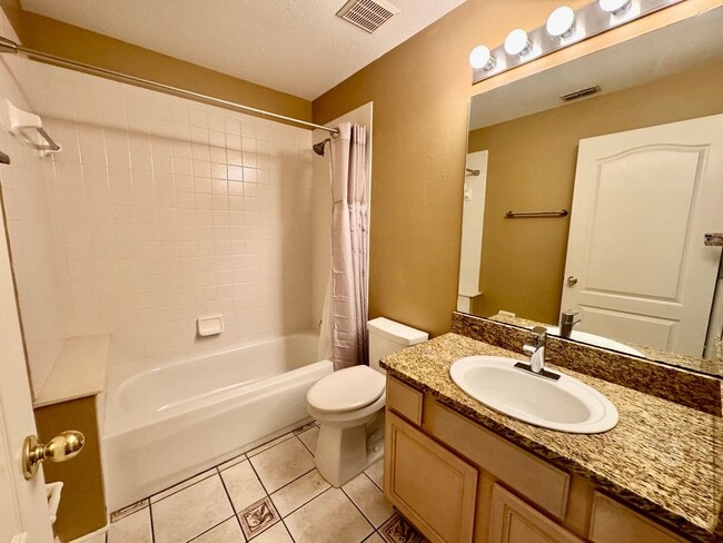 Building Photo - IMMACULATE 2 Bedroom / 2 Bathroom in Count...