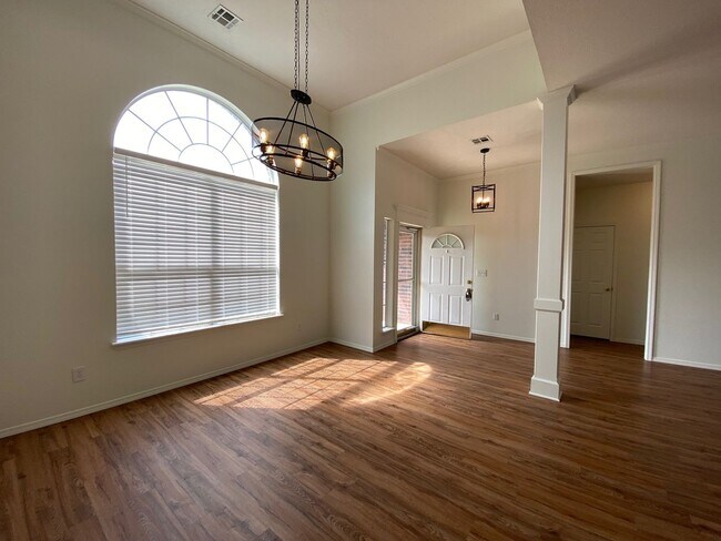 Building Photo - Great location with easy highway access.