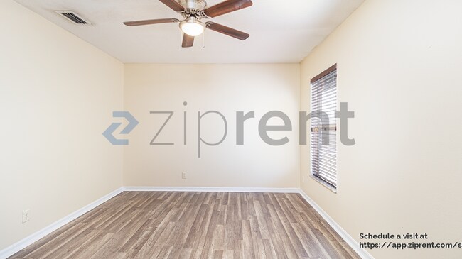 Building Photo - 714 SW Sardinia Ave