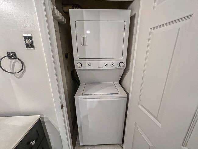 Building Photo - Gorgeous 3 Bedroom 2 Bathroom Unit With Su...