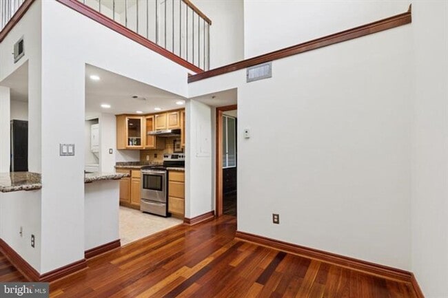Building Photo - Spacious 1 Bedroom 1 Bath Loft Condo