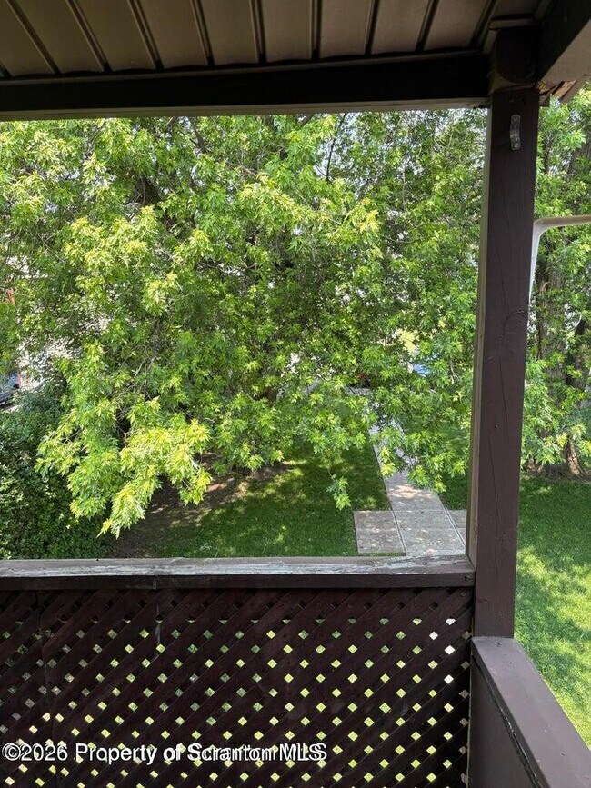 Building Photo - 1017 Main St