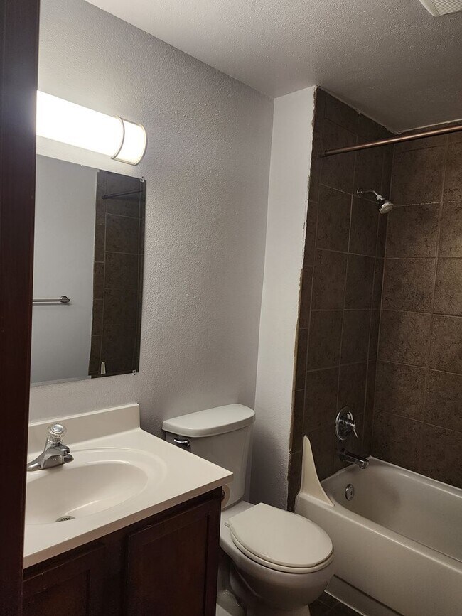 Building Photo - 1ST  FULL  MONTH'S  RENT  FREE   Pet-friendly Townhouse Near Parks and Downtown Newberg