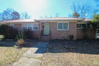 Building Photo - ALL BRICK HOME CLOSE TO TOWN!