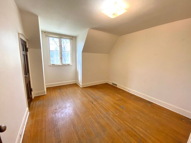 Building Photo - Stunning Historic 4 Bed Home Near NDSU