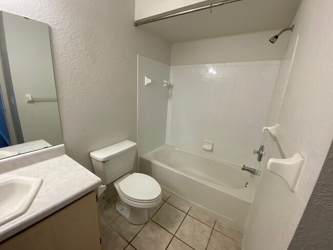 Building Photo - 13941 Fairway Island Dr