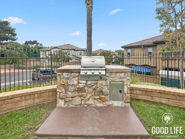 Building Photo - Welcoming 2B/2BA Condo with Balcony, In-Unit Laundry and Pool Access.