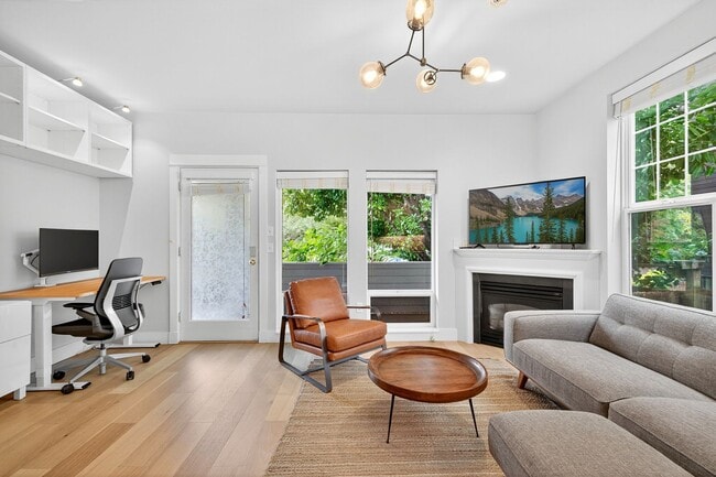 Building Photo - Charming Capital Hill Craftsman Home in Ideal Location!