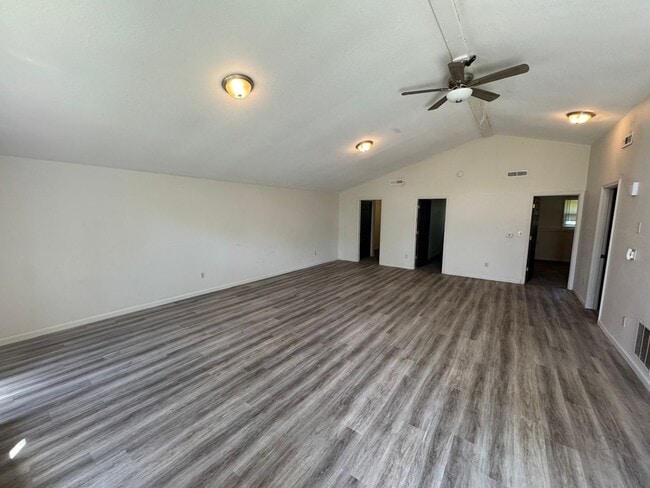 Building Photo - $1000- 3 bed 1 bath - Single Family Home