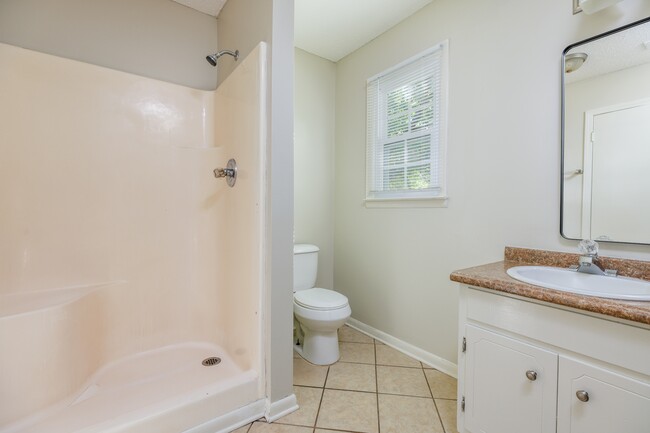 Building Photo - 110 Greenwood Cir