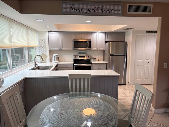 Building Photo - 3566 SW Sunset Trace Cir