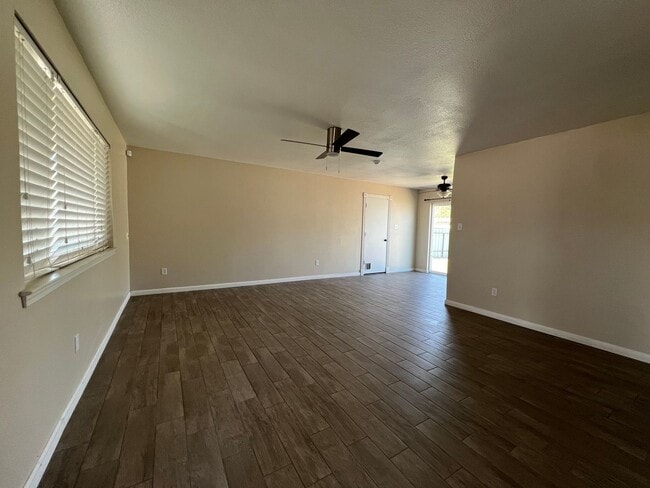 Building Photo - 2 Bed/1 Bath and much more! Move in Specials!