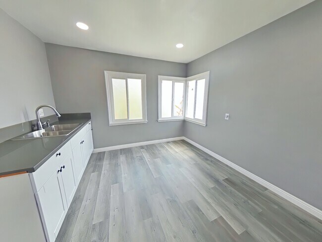 Kitchen - 1119 N Mayfield Ave