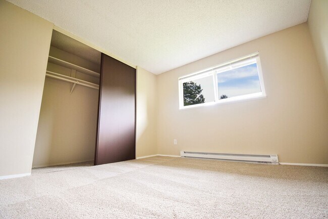 Building Photo - Bright and Spacious 2 Bed 1 Bath APT in NE...