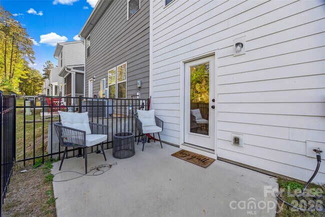 Building Photo - 1140 Streamside Ln