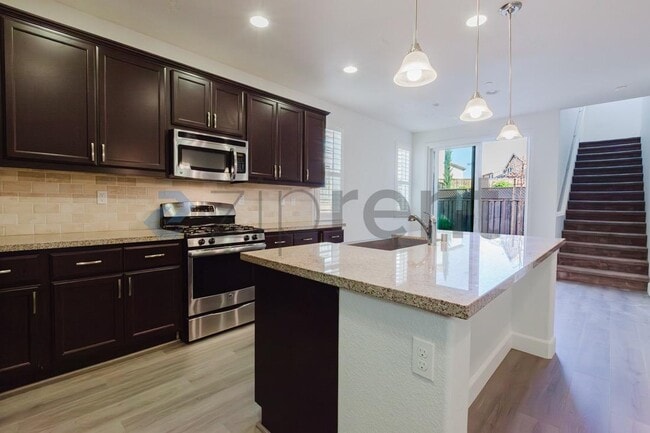 Building Photo - 873 Willow Bridge Dr