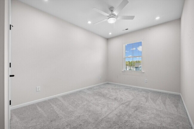 Building Photo - "Spacious 3-Bed Townhouse  with 2.5 Baths at 217 Brooks Springs Drive, Fort Mill!"