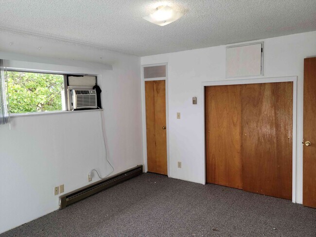 Building Photo - Centrally Located 2 Bedroom Townhouse