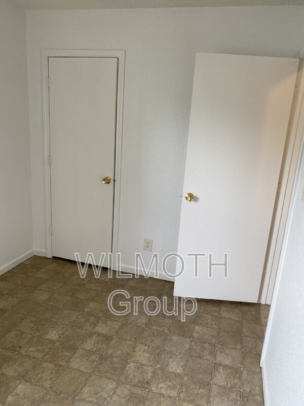 Building Photo - 5251 Bluff View Dr