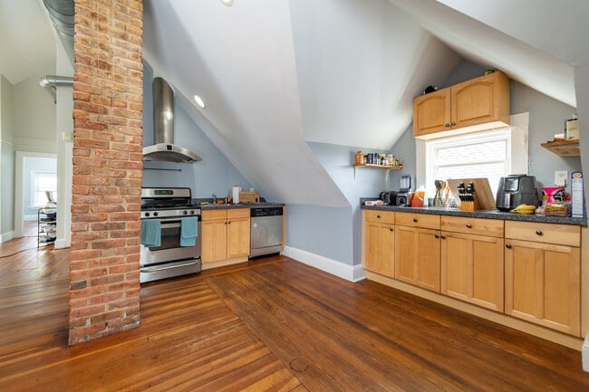 Building Photo - 212 Elm St
