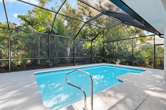 Building Photo - 700 Silk Oak Dr