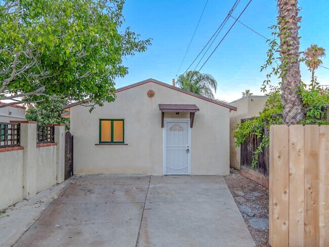 Building Photo - Freshly Updated Studio in South Park! * All Utilities Included! *