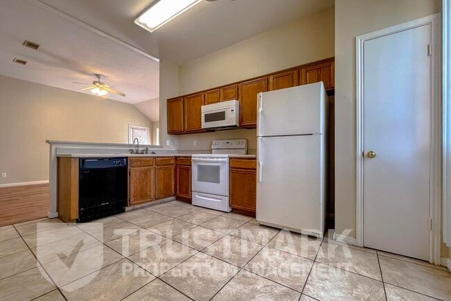 Building Photo - 2407 Armadillo Dr