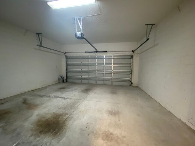 Building Photo - Beautiful 3BD / 2BA Home in Gated Communit...