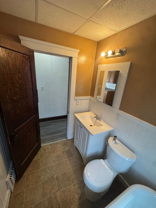 Building Photo - 2217 W 105th St