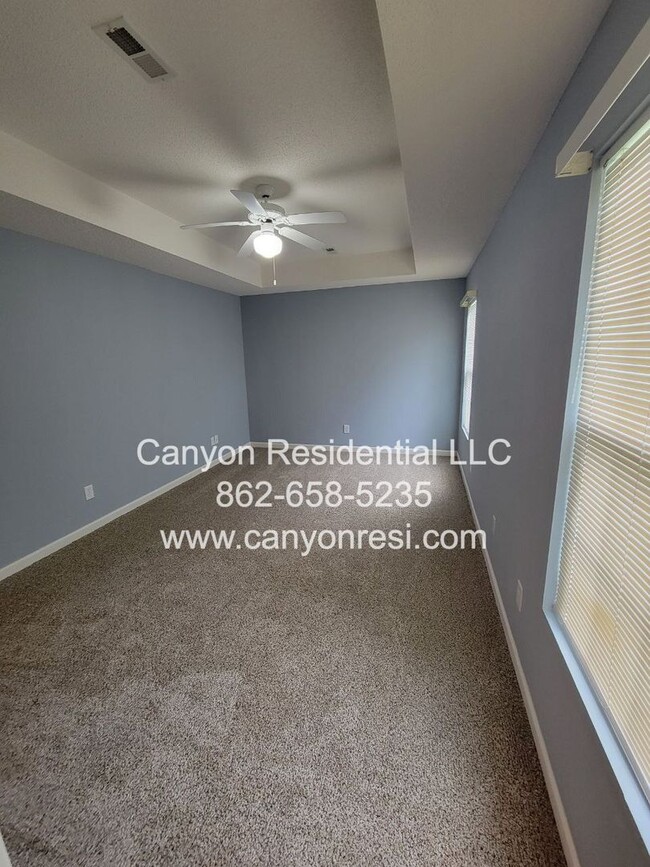 Building Photo - Beautiful 3b Room! Move in ready!