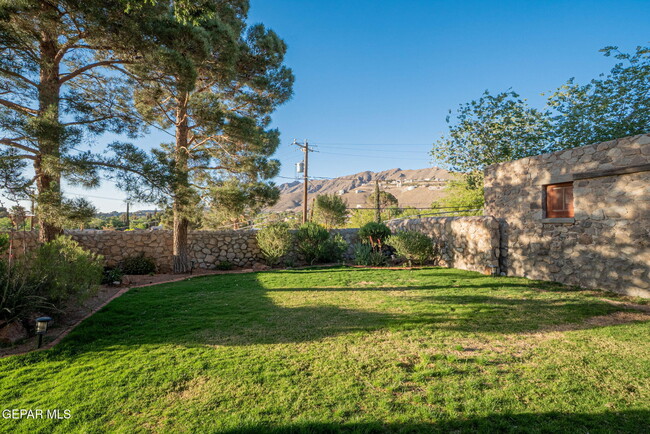 Building Photo - 727 McKelligon Dr