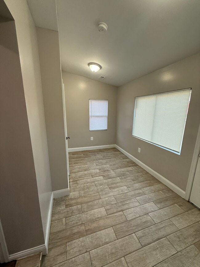 Building Photo - 312 Burbank St SE