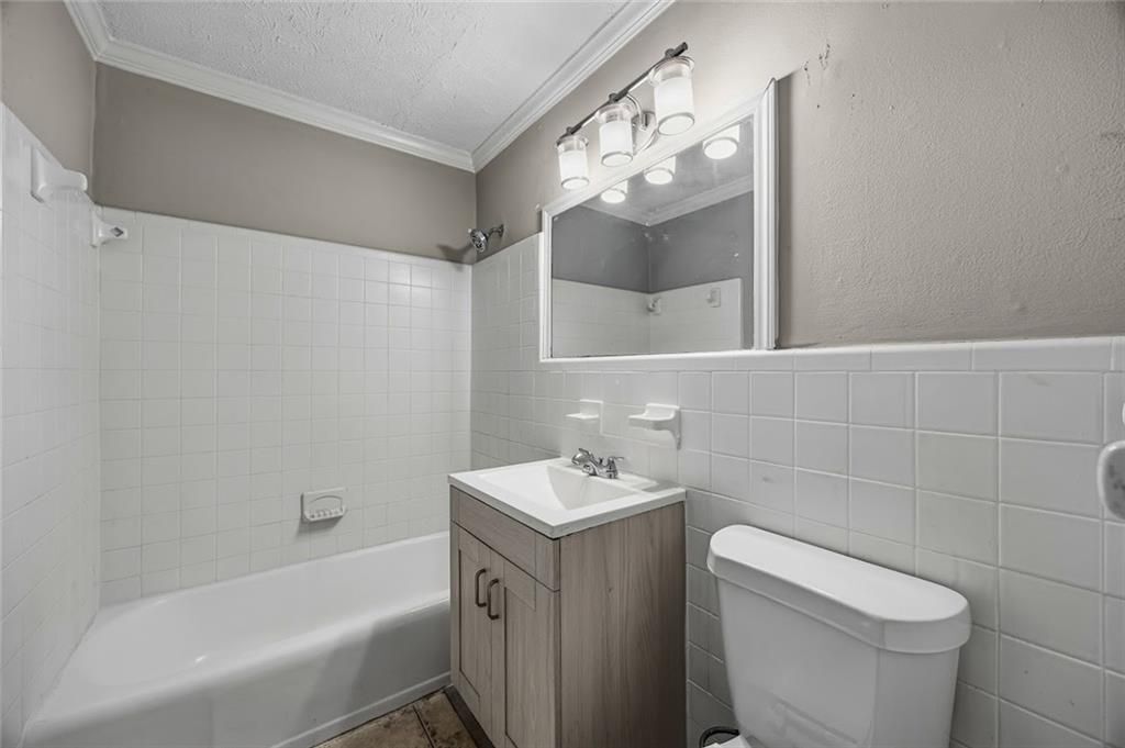 Building Photo - 21 Delmont Dr NE