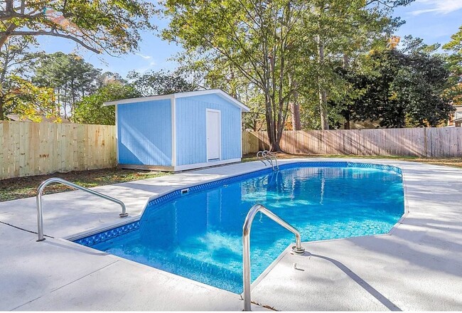 Pool2 - 7731 Barclay Ave