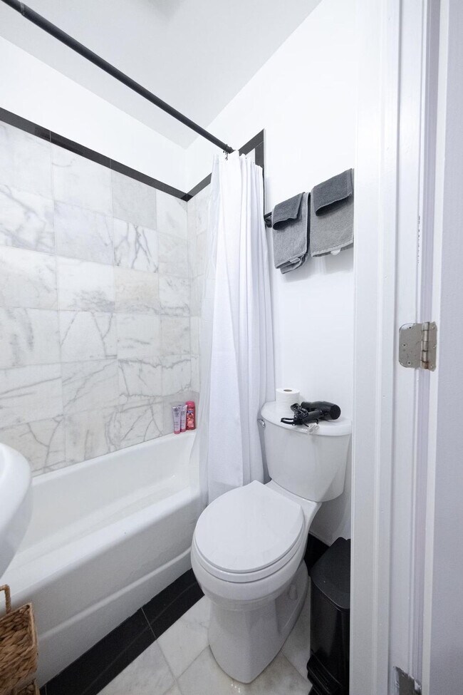 Building Photo - 302 E 104th St