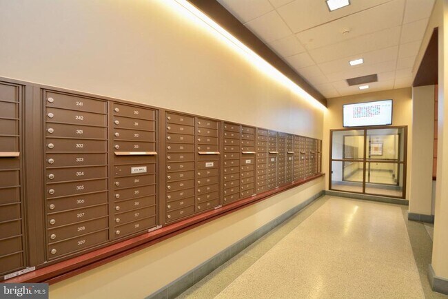 Building Photo - 4600 S Four Mile Run Dr