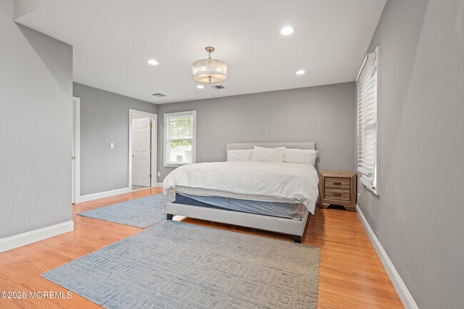 Building Photo - 250 Alpern Ave