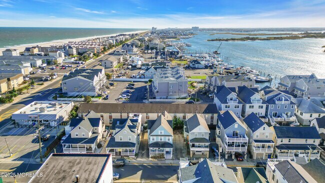 Building Photo - 6 Center St