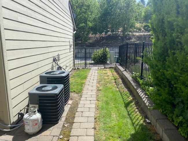 Building Photo - 528 W Nevada St