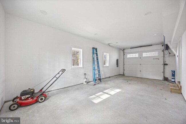 Building Photo - 1322 W King Rd